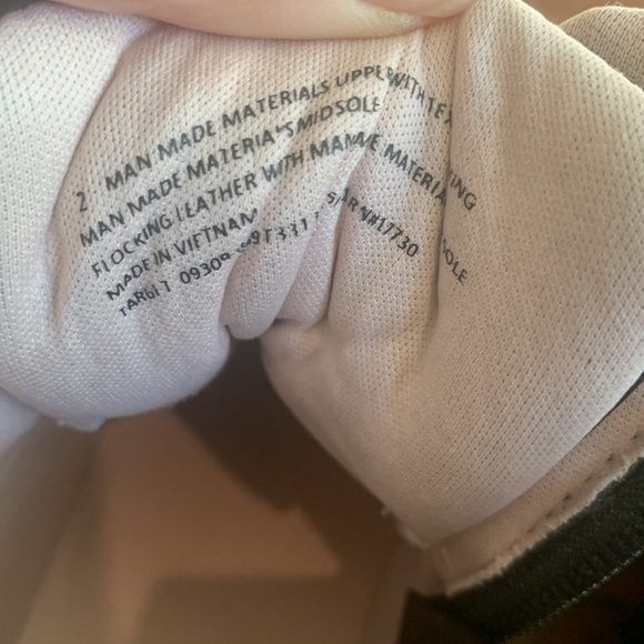 Súper cute Art Class Black High Tops - Picture 3 of 3